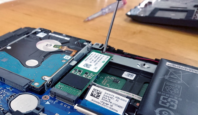 Befestigen Sie die M.2 SSD mit der mitgelieferten Schraube.