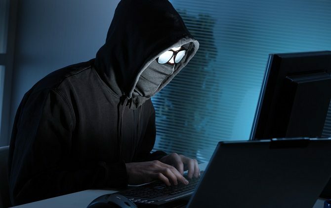 anonymer Hacker auf Laptop