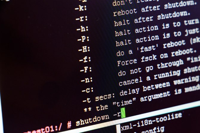 Bildschirm mit Befehlen zum Herunterfahren des Linux-Terminals