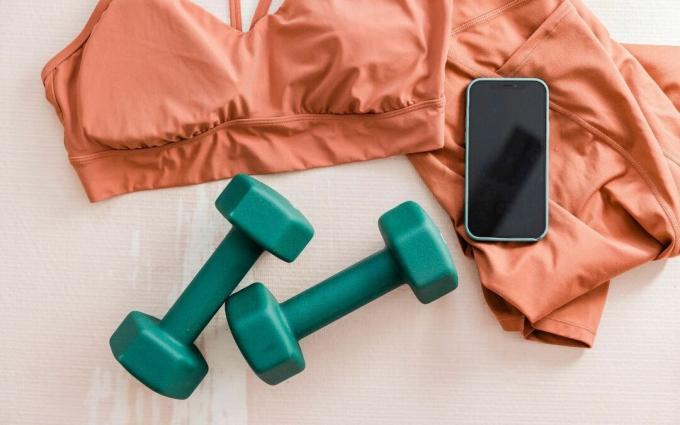 Sportbekleidung, Hanteln und Smartphone Flatlay