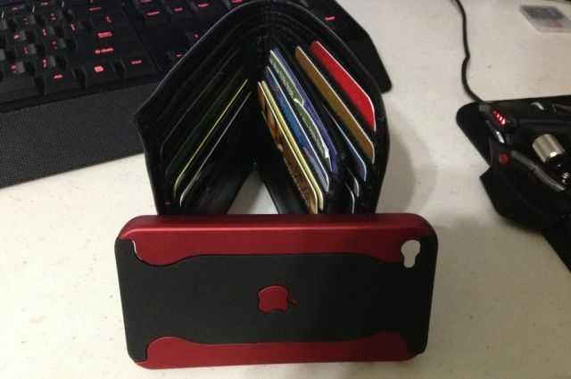 reddit-lifehacks-use-wallet-as-Smartphone-Stand