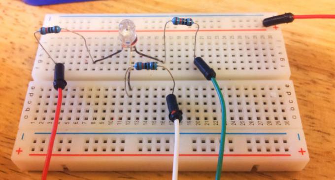 Wie man eine Begleitwürfel-Stimmungslampe baut (für absolute Arduino-Anfänger) DIY-Begleitwürfel-RGB-LED-Verkabelung