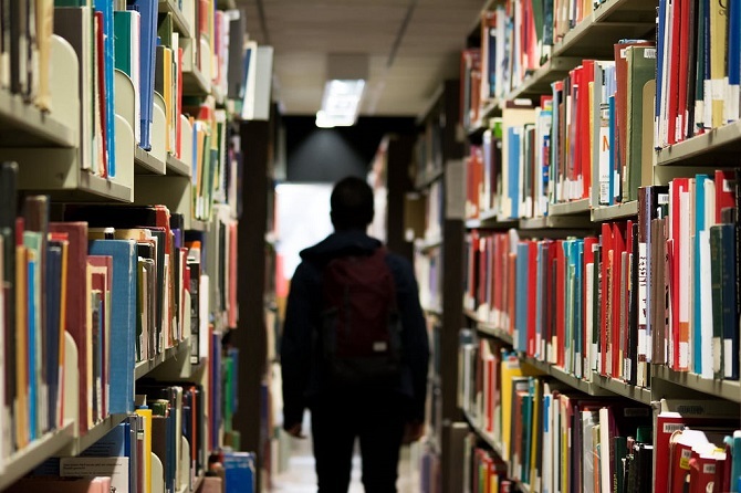 Student in einer Bibliothek