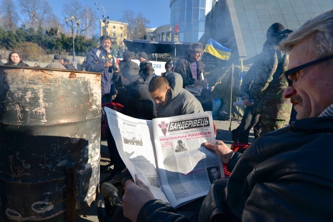 Der Mensch liest eine Zeitung und enthüllt seinen politischen Standpunkt