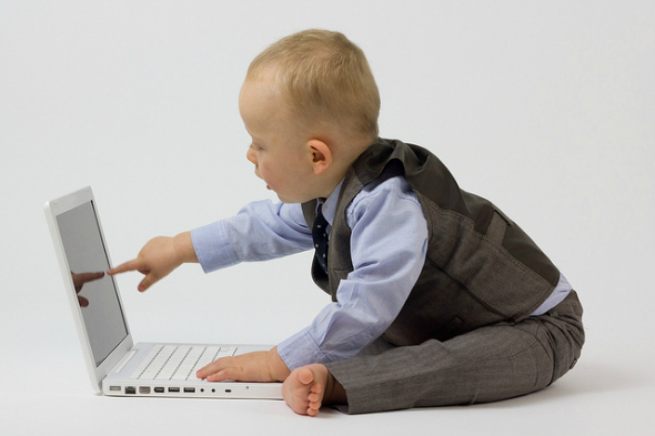 In welchem ​​Alter sollten Kinder der Technologie ausgesetzt sein? [Du hast es uns gesagt] Laptop Baby1