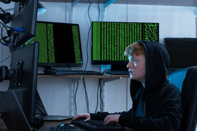 Teen Hacker mit mehreren Computern