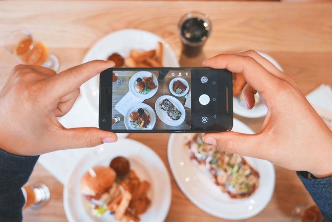 Foto von Mahlzeit mit Smartphone machen