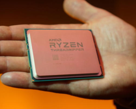 Der ultimative Leitfaden für Ihren PC: Alles, was Sie wissen wollten - und mehr AMD Threadripper in der Hand