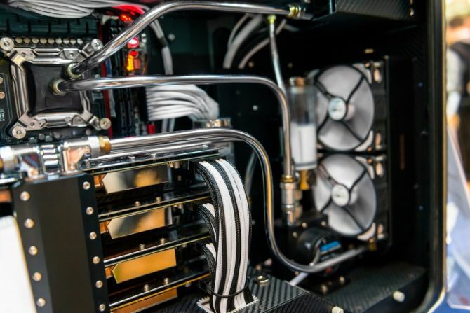 Der ultimative Leitfaden für Ihren PC: Alles, was Sie wissen wollten - und mehr Wasserkühlung PC-Nahaufnahme