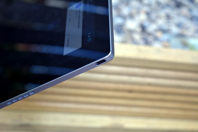 MakeUseOf Überprüfen Sie den USB-C-Anschluss von Google Pixel C.