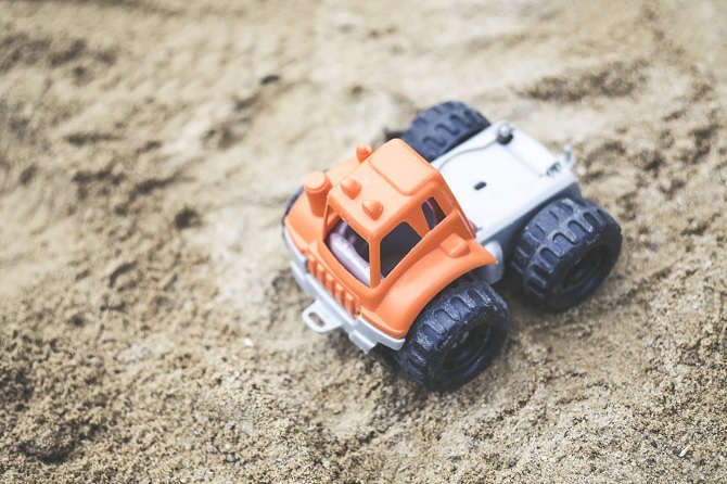 Kinderspielzeug im Sandkasten