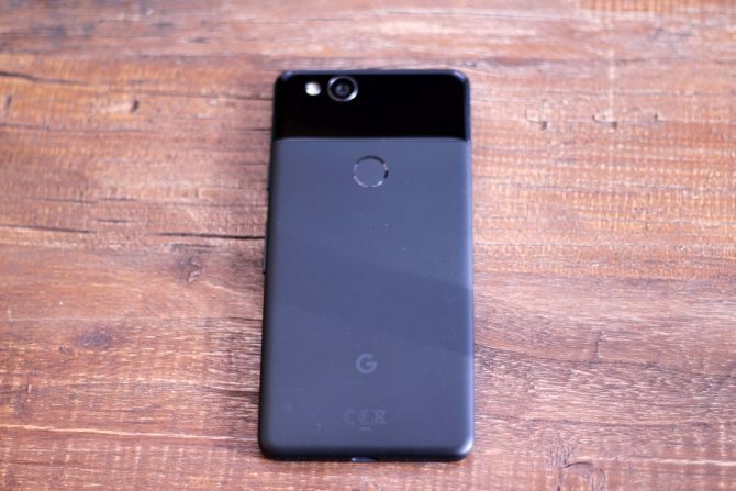 Google Pixel 2 Review: Ist dies das beste Smartphone aller Zeiten? Google Pixel 2 Hybrid Metallbeschichtung gefälschte 670x447