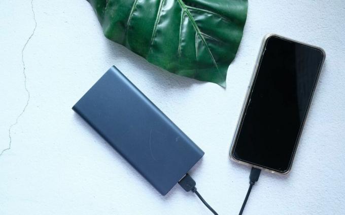 Power Bank zum Aufladen mobiler Geräte auf dem Tisch