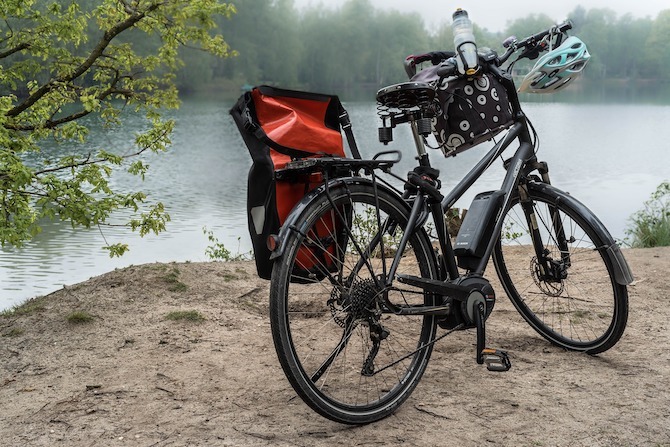 E-Bike neben einem See