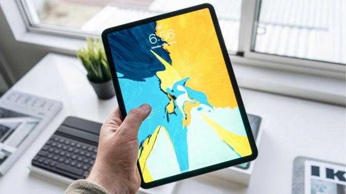 Halten Sie ein iPad Pro mit hellem Hintergrund