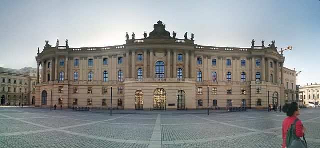 Weitwinkelaufnahme des Gebäudes