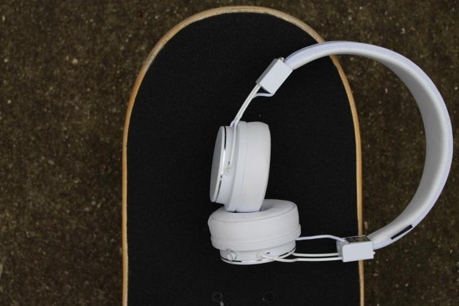 Urbanear Plattan 2 Bluetooth-Kopfhörer auf einem Skateboard