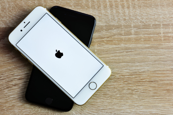 iPhone in Boot Loop mit Apple-Logo auf dem Bildschirm