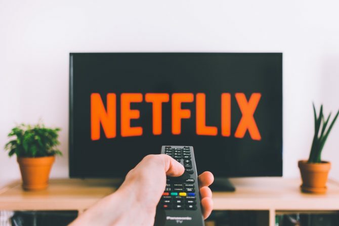 Netflix-Logo im Fernsehen