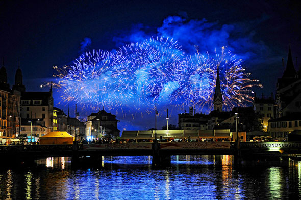 So fotografieren Sie ein Feuerwerk blau