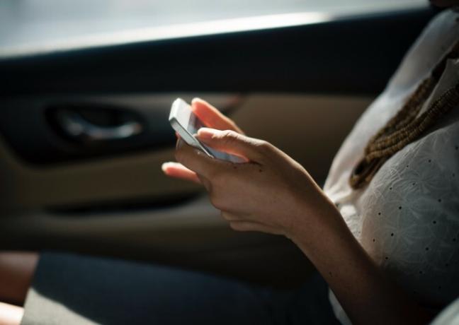 Frau im Auto am Telefon