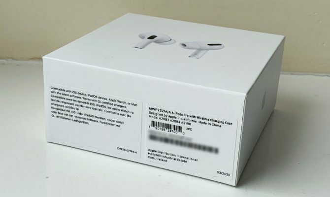 AirPods-Box mit Barcode der Seriennummer
