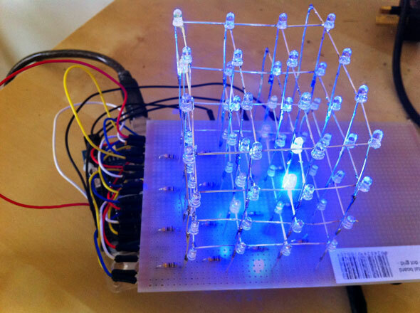 Wie man einen pulsierenden Arduino LED-Würfel macht, der aussieht, als wäre er aus der Zukunft gekommen 4x4x4 LED-Würfel fertig