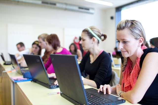 College-Frauen-Computer