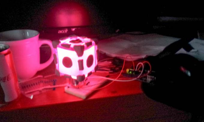 Wie man eine Companion Cube Mood Lampe baut (für absolute Arduino-Anfänger) DIY Companion Cube Color Swirl