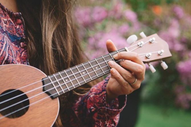Frau spielt Ukelele