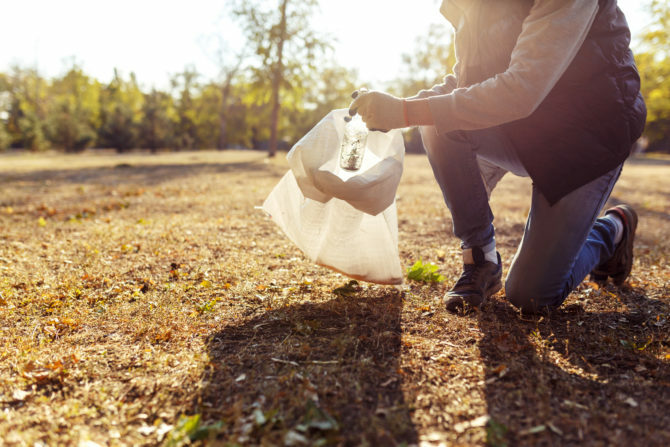 Machen Sie Reisen erschwinglicher, indem Sie während Ihrer Reise Geld verdienen. Shutterstock 325756724 670x447