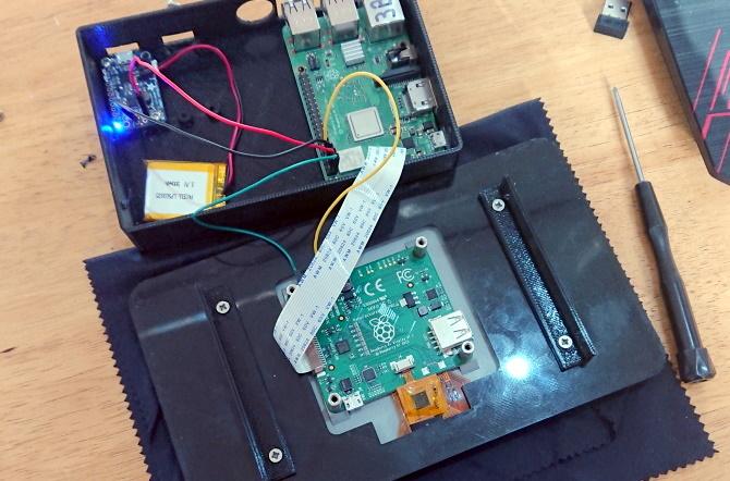 Schließen Sie die Kabel vorsichtig an Ihr Raspberry Pi-Tablet an