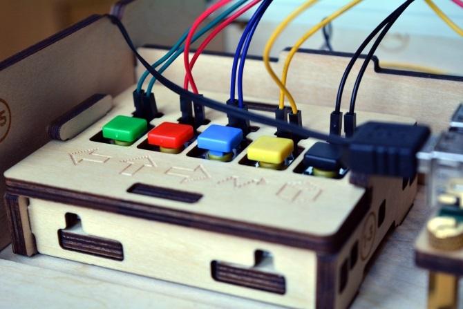 Ein DIY-Controller bewegt den Piperbot Minecraft-Charakter