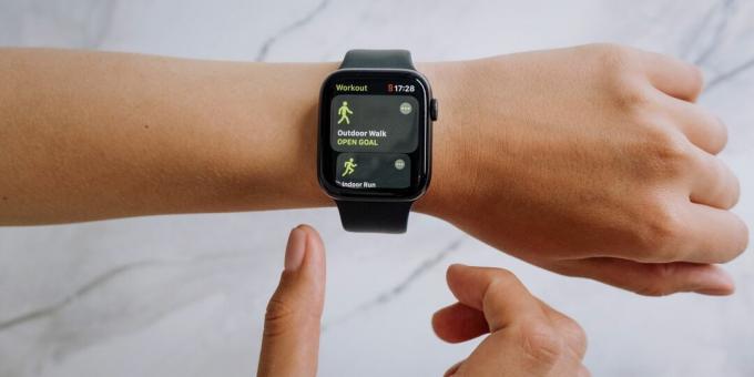 Eine Apple Watch mit Sportarmband, die ein Outdoor-Walktraining zeigt