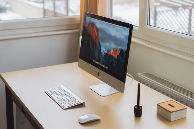 iMac auf dem Schreibtisch