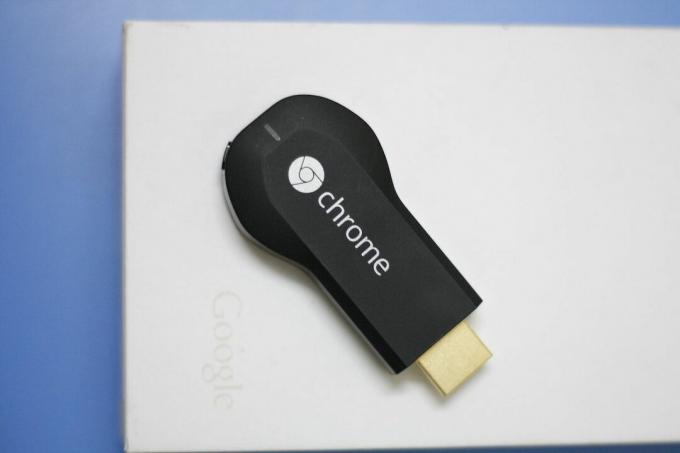 Google Chromecast-Dongle auf dem Tisch